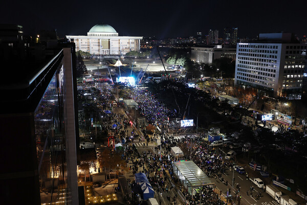 윤석열 대통령 탄핵소추안이 국회에서 가결된 14일 서울 여의도 국회 앞에서 '윤석열 즉각 퇴진·사회대개혁 비상행동' 주최로 열린 촛불집회에 수많은 시민이 모여 있다. 2024.12.14 [사진=연합뉴스]