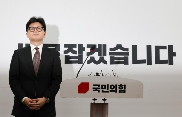 '탄핵찬성' 입장을 밝혔던 한동훈 전 대표는 지난해 12월14일 국회에서 尹탄핵이 가결되자 당내 친윤계의 거센 반발에 최고위원 5명이 모두 사퇴함에 따라 '한동훈 지도체제'가 붕괴되면서 12월16일 당대표직을 사퇴했다. [사진=연합뉴스]