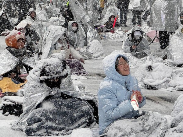 지난 3일 1차 체포영장 불발 이후 3일~5일 폭설이 내린 가운데 이어진 탄핵찬성 단체들과 시민들이 폭설을 맞으면서도 '윤석열 즉각 체포'를 촉구하는 '키세스 집회'를 하고 있다. [사진=진보당 제공]