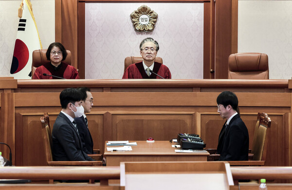 김복형 헌법재판관(왼쪽)과 김형두 헌법재판관이 13일 오후 서울 종로구 헌법재판소 소심판정에서 열린 한덕수 국무총리 탄핵심판 첫 변론준비기일에 입장해 앉아 있다. 2025.1.13 [공동취재] [사진=연합뉴스]