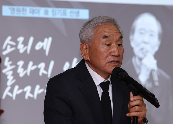 25일 오후 서울 종로구 서울대병원 장례식장에서 열린 장기표 신문명정책연구원 원장 영결식에서 호상을 맡은 이재오 민주화운동기념사업회 이사장이 발언하고 있다. 2024.9.25 [사진=연합뉴스]