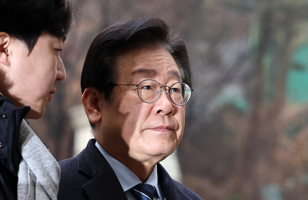 더불어민주당 이재명 대표가 14일 서울 서초구 서울중앙지법에서 열린 '대장동 배임·성남FC 뇌물' 관련 1심 속행 공판에 출석하고 있다. 2025.1.14 [사진=연합뉴스]