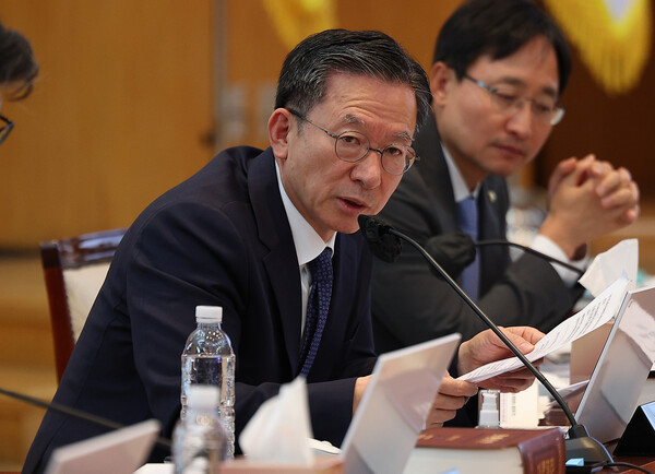 더불어민주당 정성호 의원이 24일 한국은행 대구경북본부에서 열린 국회 기획재정위원회의 한국은행 대구경북본부·포항본부, 대구지방국세청, 대구본부세관, 대구조달청, 동북지방통계청에 대한 국정감사에서 질의하고 있다. 2024.10.24 [사진=연합뉴스]