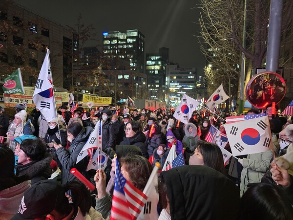 서울중앙지법 앞 윤 대통령 지지자들.[서진=연합뉴스]