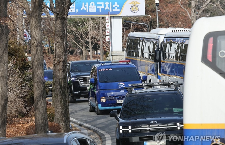윤석열 대통령이 이날 오후1시25분경 서울서부지법에서 열리는 구속영장실질심사에 출석하기 위해 서울구치소를 나와 호송되고 있다. [사진=연합뉴스]