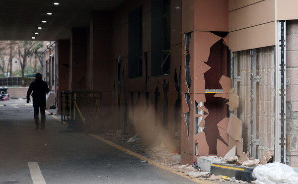 윤석열 대통령이 내란 우두머리 혐의로 구속되자 일부 극렬지지자들이 서울서부지방법원 내부로 난입해 불법폭력사태를 일으킨 19일 오전 서부지법 외벽과 창문 등 시설물이 파손돼 있다. 2025.1.19 [사진=연합뉴스]