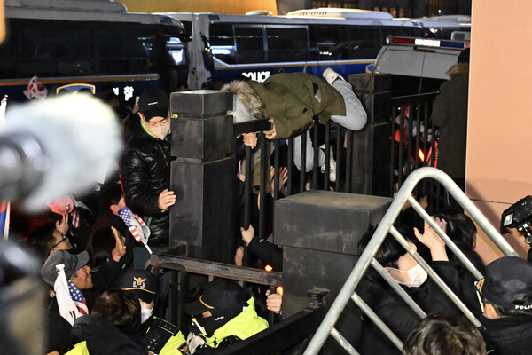 내란 우두머리 혐의로 체포된 윤석열 대통령이 출석한 가운데 구속 전 피의자심문(영장실질심사)이 열린 지난 18일 서울 마포구 서울서부지법에서 윤 대통령 지지자들이 법원 담장을 넘으려 시도하고 있다. 2025.1.19 [공동취재] [사진=연합뉴스]