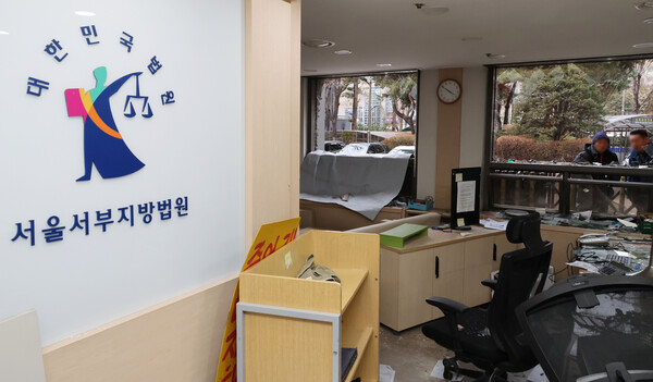 윤석열 대통령이 내란 우두머리 혐의로 구속되자 일부 윤 대통령 지지자들이 19일 새벽 3시부터 서울서부지방법원 내부로 난입해 불법폭력사태를 일으킨 서부지법 내부가 처참하게 파손돼 있다. 2025.1.19 [사진=연합뉴스]
