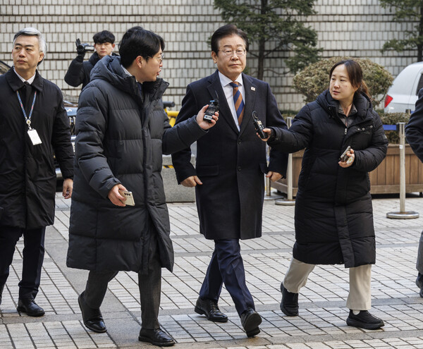 더불어민주당 이재명 대표가 17일 오전 서울 서초구 서울중앙지방법원에서 열린 '대장동 배임·성남FC 뇌물' 1심 속행 공판에 출석하고 있다. [사진= 연합뉴스]
