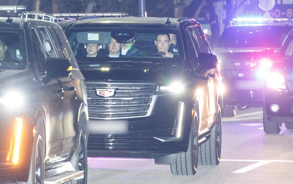 내란 우두머리와 직권남용 권리행사 방해 혐의를 받는 윤석열 대통령이 15일 오후 고위공직자범죄수사처의 조사를 마친 뒤 차량에 탑승해 경기도 의왕시 서울구치소로 향하고 있다. 2025.1.15 [공동취재] [사진=연합뉴스]