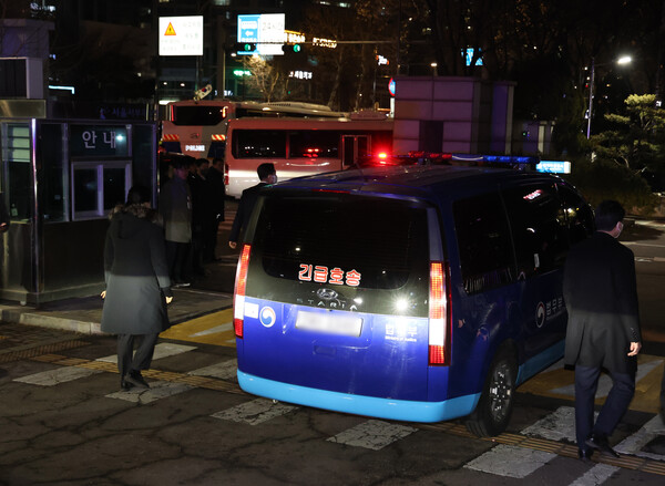내란 우두머리 혐의로 체포된 윤석열 대통령의 구속 전 피의자심문(영장실질심사)이 종료된 18일 서울 마포구 서울서부지법 인근에서 윤 대통령이 탄 법무부 호송차량이 서울구치소로 향하고 있다. 2025.1.18 [공동취재] [사진=연합뉴스]