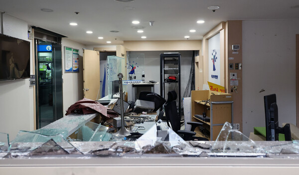 윤석열 대통령이 내란 우두머리 혐의로 구속되자 일부 윤 대통령 지지자들이 서울서부지방법원 내부로 난입해 불법폭력사태를 일으킨 19일 오후 서부지법 내부가 파손돼 있다. 2025.1.19 [사진=연합뉴스]