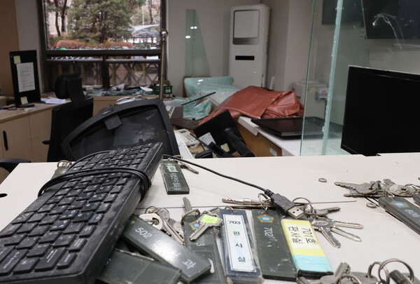 윤석열 대통령이 내란 우두머리 혐의로 구속되자 일부 윤 대통령 지지자들이 서울서부지방법원 내부로 난입해 불법폭력사태를 일으킨 19일 오후 서부지법 내부의 한 사무실과 집기류 등이 파손돼 있다. 2025.1.19 [사진=연합뉴스]