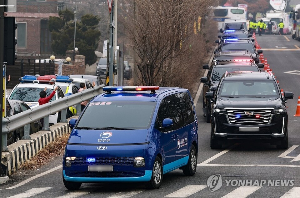 윤석열 대통령이 헌법재판소에서 열리는 탄핵심판에 직접 출석하기로 한 21일 오후 경기 의왕시 서울구치소에서 윤 대통령을 태운 호송차량 행렬이 헌재로 이동하고 있다. [사진=공동취재-연합뉴스]