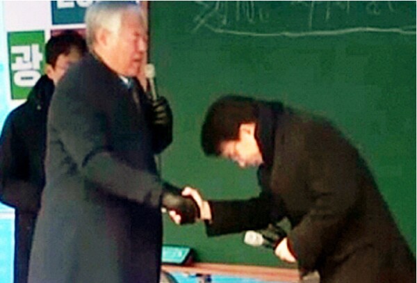 윤상현 국민의힘 의원이 지난 5일 한남동 대통령 관저앞에서 전광훈 목사에게 90도로 고개숙여 깎듯이 인사하고 있다. [사진=유튜브 ‘전광훈TV’ 갈무리]