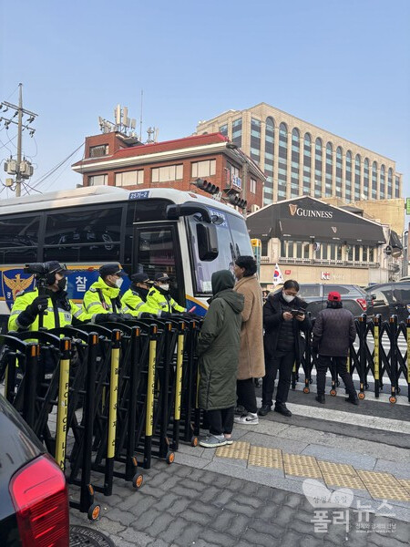 헌법재판소 앞을 통제하고 있는 경찰들에게 유튜버가 항의하고 있다. [사진= 안다인 기자]