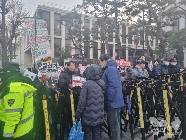 탄핵심판 변론 종결 뒤에도 헌재 정문 앞에 사람들이 모여있다. [사진= 김민주 기자]