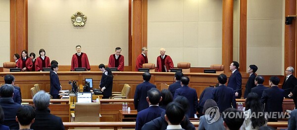 문형배 헌법재판소장 직무대행을 비롯한 헌법재판관들이 23일 서울 종로구 헌법재판소에서 윤석열 대통령이 출석한 가운데 열린 윤 대통령 탄핵심판 4차 변론을 위해 입장하고 있다. [사진=연합뉴스]