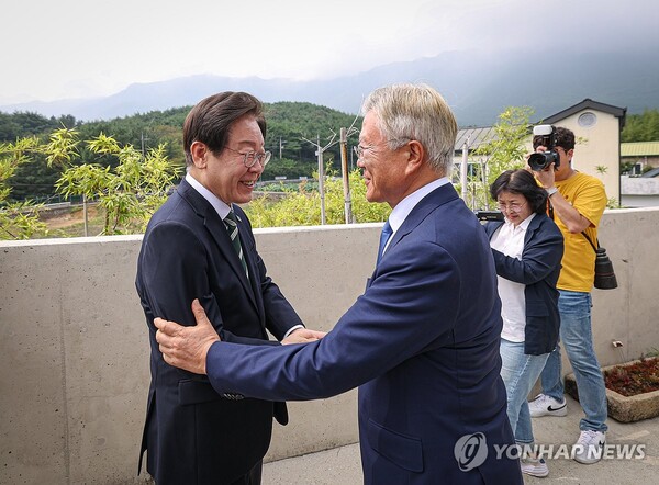 문 전 대통령과 악수하는 이재명 대표 [사진=연합뉴스]