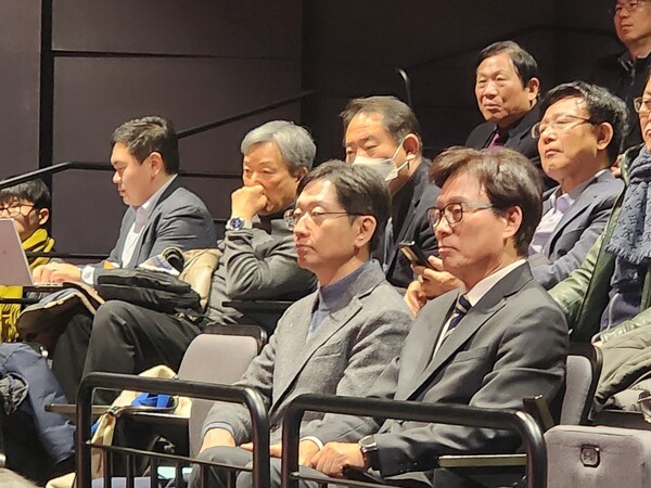 심포지엄 참석한 김경수 지사 [사진=연합뉴스]