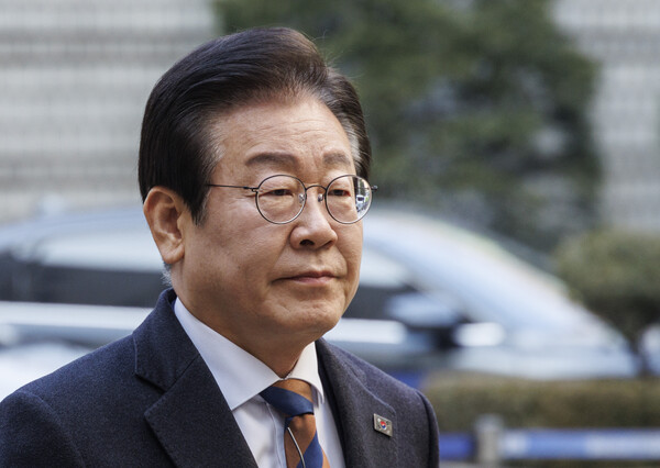 김능구 폴리뉴스 대표와 황장수 미래경영연구소 소장은 1월22일 서울 여의도 폴리뉴스 스튜디오에서 가진 '닥터둠의 전망'에서  조기대선을 준비하고 있는 더불어민주당의 최근 행보와 이재명 민주당 대표의 공직선거법 2심 판결이 갖는 의미에 대해 진단했다.  이  대표가 17일 오전 서울 서초구 서울중앙지방법원에서 열린 '대장동 배임·성남FC 뇌물' 1심 속행 공판에 출석하고 있다. 2025.1.17 [사진=연합뉴스]