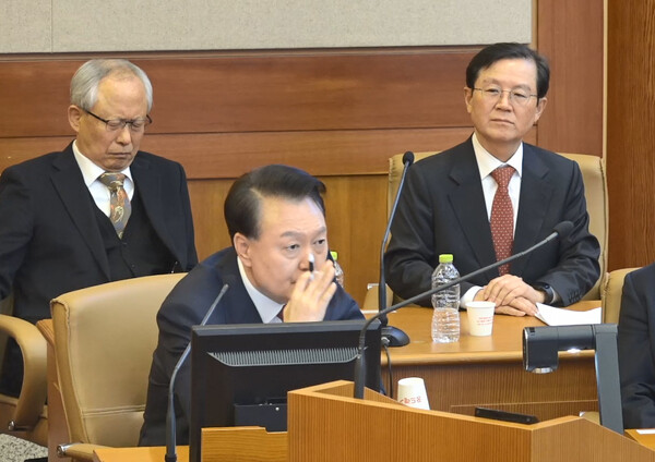 윤석열 대통령이 23일 서울 종로구 헌법재판소에서 열린 본인의 탄핵심판 4차변론에서 증인으로 출석한 김용현 전 국방부 장관에게 직접 증인신문을 하고 있다. 2025.1.23 [헌법재판소 제공. 재판매 및 DB 금지] [사진=연합뉴스]