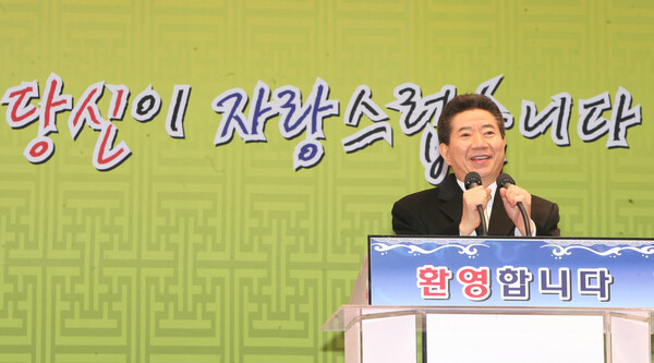 노무현 전 대통령이 25일 오후 고향인 경남 김해시 진영읍 봉하마을에서 열린 환영행사에서 인사말을 하고 있다. /2008.2.25/ [사진=연합뉴스]