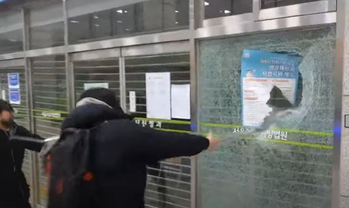 법원 침입해 유리문 부수는 지지자들 [사진=유튜브 '락TV' 갈무리] 