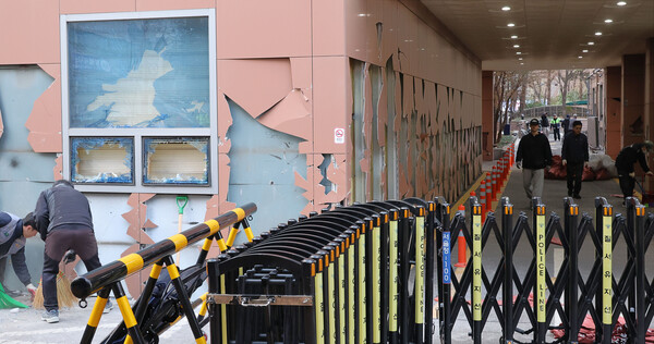 윤석열 대통령이 내란 우두머리 혐의로 구속되자 일부 윤 대통령 지지자들이 서울서부지방법원 내부로 난입해 불법폭력사태를 일으킨 19일 오후 서부지법에서 청사 관계자들이 파손된 시설물과 물품 등을 치운 뒤 복구작업을 하고 있다. 2025.1.19 [사진=연합뉴스]