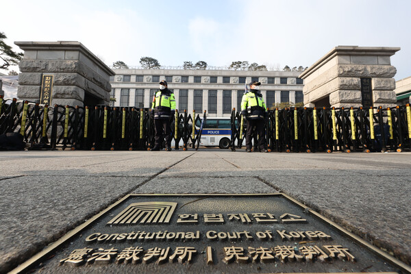 윤석열 대통령의 탄핵심판 4차 변론기일을 하루 앞둔 22일 오후 서울 종로구 헌법재판소 앞에서 경찰이 경계 근무를 서고 있다. 2025.1.22 [사진=연합뉴스]