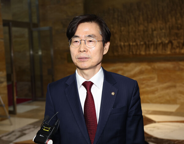 마은혁, 정계선, 조한창 헌법재판소 재판관 선출안에 대한 국회 본회의 표결에 참여한 국민의힘 조경태 의원이 26일 국회 본회의장을 나와 취재진에게 발언하고 있다. 2024.12.26 [사진=연합뉴스]