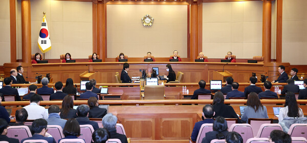 문형배 헌법재판소장 직무대행을 비롯한 헌법재판관들이 23일 서울 종로구 헌법재판소에서 열린 에 자리하고 있다. 왼쪽부터 정계선, 김복형, 정정미, 이미선, 문형배, 김형두, 정형식, 조한창 헌법재판관. 2025.1.23 [사진공동취재단] [사진=연합뉴스]