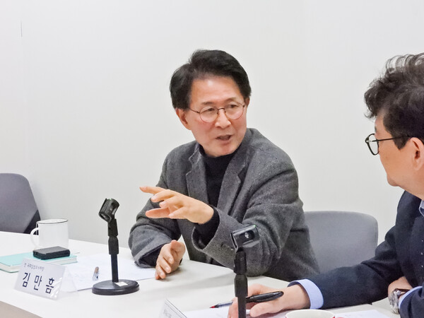 김만흠 박사는 “국민의힘과 더불어민주당의 적대적인 공생 상황이 계속되어 왔다. 최근에는 적대적인 공생보다 적대적인 기생이 더 정확한 표현이라고 생각한다. 윤석열 내란은 적대적 기생이 폭발한 것이고 윤석열의 자폭이다”라고 말했다.