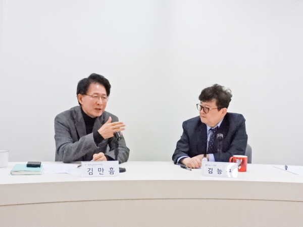 김능구 폴리뉴스 대표가  3번째 순서로 지난 1월21일 김만흠 전 국회 입법조사처장과 윤석열 탄핵정국 이후 '한국정치 개혁과제와 해법'에[ 대해 스페셜 인터뷰를 진행했다. 