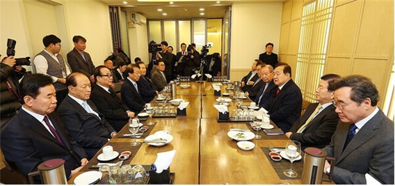 여야 정치 원로들은 작년 12월 31일 윤석열 대통령의 탄핵 심판 기간 중 권력구조 개혁에 초점을 맞춘 개헌을 해야 한다고 촉구했다. [사진=연합뉴스]