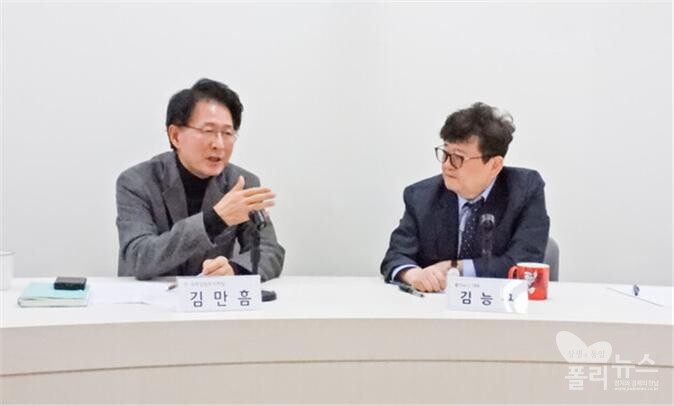 김능구 폴리뉴스 대표는 지난 1월21일 김만흠 전 국회 입법조사처장을 모시고 '새로운 대한민국을 묻다' - ‘양당 독점의 특권 정치 해법과 개헌 방향’ 주제로 스페셜 인터뷰를 가졌다.  