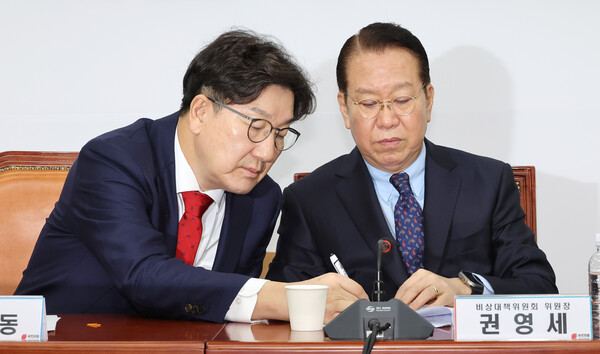 국민의힘 권영세 비상대책위원장(오른쪽)과 권성동 원내대표가 3일 국회에서 열린 비상대책위원 회의에서 대화하고 있다. [사진=연합뉴스]