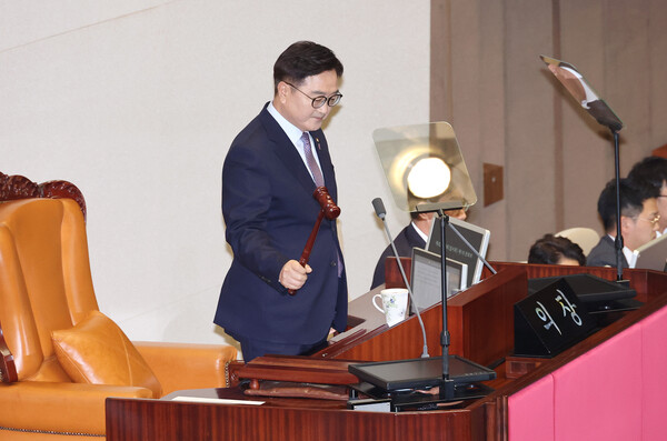 원식 국회의장이 3일 오후 국회 본회의장에서 열린 제422회 국회(임시회) 개회식 및 본회의를 개의하고 있다. [사진= 연합뉴스]