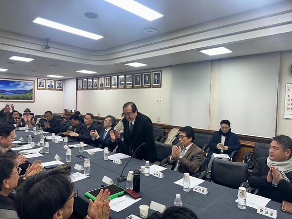 헌정회가  지난 달 31일 '헌법개정 추진 관련 단체 간담회'를 열고, 개헌 추진방안에 대해 논의했다. [사진=연합뉴스]