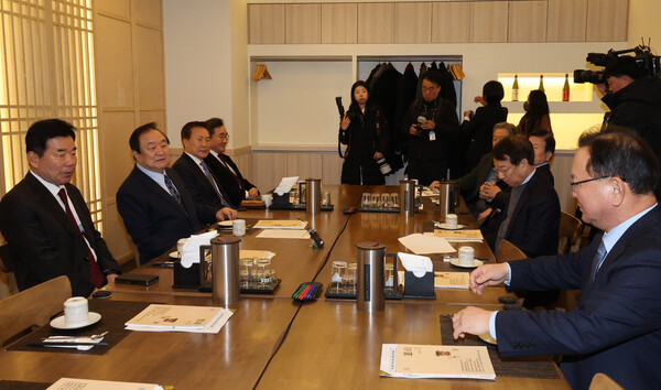  前 국회의장·국무총리·당대표로 구성된 '나라를 걱정하는 원로모임' 제3차 간담회가 3일 오전 서울 여의도 한 음식점에서 열려 정대철 헌정회장이 발언하고 있다. 이날 간담회에는 정 회장 외에 김원기, 김진표, 박병석 전 국회의장과 김부겸, 정운찬, 이낙연 전 국무총리, 김무성, 손학규 전 당대표 등이 참석했다. [사진=연합뉴스]