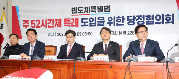 김문수 고용노동부 장관(오른쪽)이 4일 국회에서 열린 반도체특별법 주52시간제 특례 도입을 위한 당정협의회에서 발언하고 있다. [사진=연합뉴스]