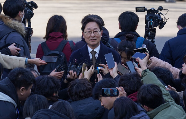 국회 탄핵소추단 위원 더불어민주당 박범계 의원이 23일 오후 서울 종로구 헌법재판소에서 열린 윤석열 대통령 탄핵심판 4차 변론기일에 참석하며 취재진의 질문에 답하고 있다. 2025.1.23 [사진공동취재단] [사진=연합뉴스]