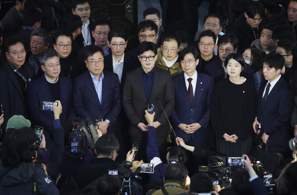 윤석열 대통령이 3일 밤 긴급성명을 통해 비상계엄을 선포한 가운데 4일 새벽 서울 영등포구 여의도 국회에서 국민의힘 한동훈 대표가 입장을 밝히고 있다. 2024.12.4 [사진=연합뉴스]