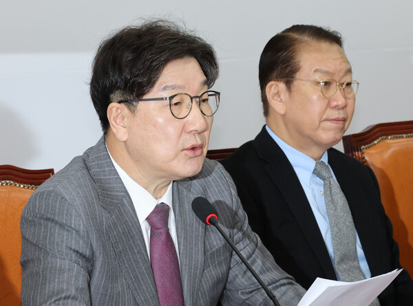 국민의힘 권성동 원내대표가 6일 서울 여의도 국회에서 열린 비상대책위원회의에서 발언하고 있다. 오른쪽은 국민의힘 권영세 비상대책위원장. 2025.2.6 [사진=연합뉴스]