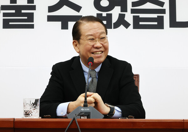 국민의힘 권영세 비상대책위원장이 6일 국회에서 열린 신년 기자간담회에서 취재진의 질문에 답변하고 있다. [사진=연합뉴스] 