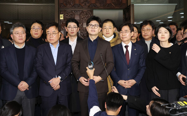 윤석열 대통령이 3일 밤 긴급성명을 통해 비상계엄을 선포한 가운데 4일 새벽 서울 영등포구 여의도 국회에서 국민의힘 한동훈 대표가 입장을 밝히고 있다. 2024.12.4 [사진=연합뉴스]