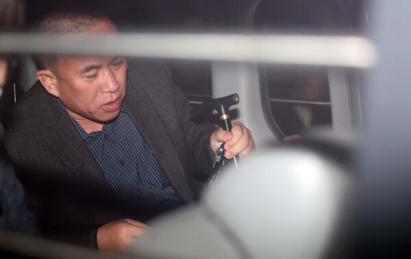 김건희 여사 공천 개입 의혹과 미래한국연구소의 불법 여론조사 의혹 등 사건의 핵심 인물인 명태균 씨가 14일 오후 경남 창원시 성산구 창원지방법원(창원지법)에 구속 전 피의자 심문(영장실질심사)을 마치고 법원을 나서고 있다. 2024.11.14 [사진=연합뉴스]