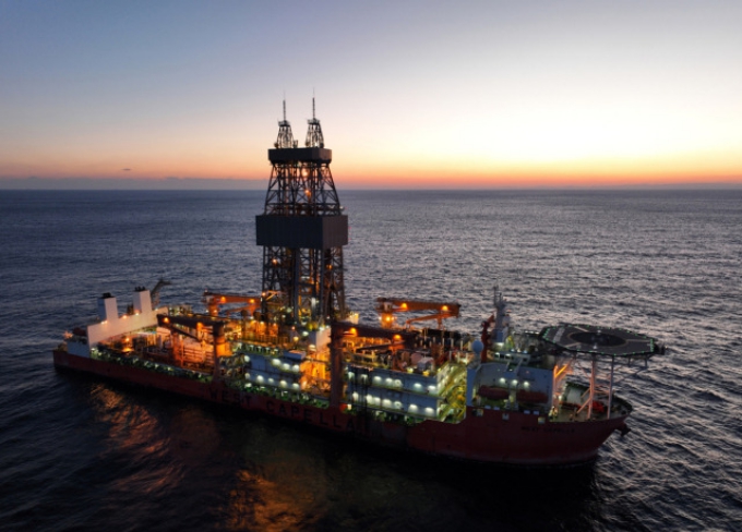 대왕고래 유망구조 탐사 작업을 진행한 웨스트 카펠라호. [사진=연합뉴스]