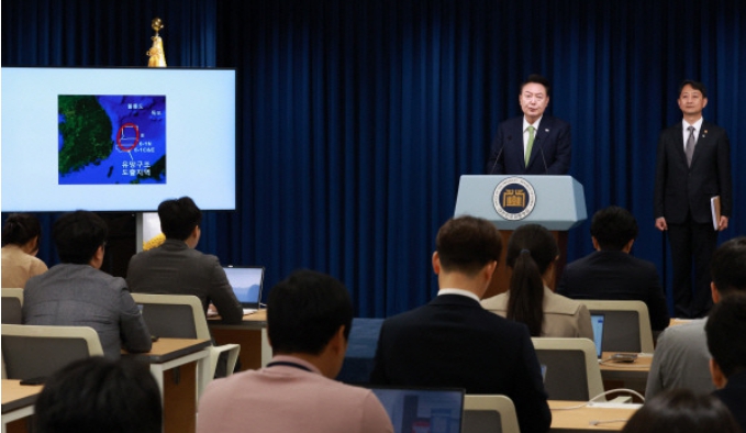  윤석열 대통령이 2024년 6월 3일 오전 서울 용산 대통령실 청사 브리핑실에서 열린 1호 국정브리핑에서 인덕근 산업통상부 장관 배석하에ㅔ 1호 국정브리핑 '대왕고래 프로젝트'를 발표했다. [사진=연합뉴스]