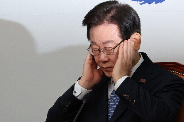 더불어민주당 이재명 대표가 5일 서울 여의도 국회에서 열린 최고위원회의에서 박찬대 원내대표의 발언을 듣고 있다. 2025.2.5 [사진=연합뉴스] 